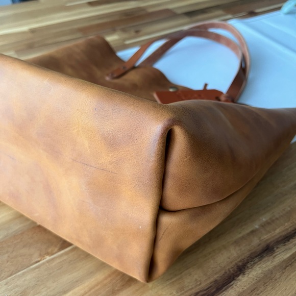 ♥️ KMM & Co Leather Tote in Distressed Ochre - Picture 4 of 15